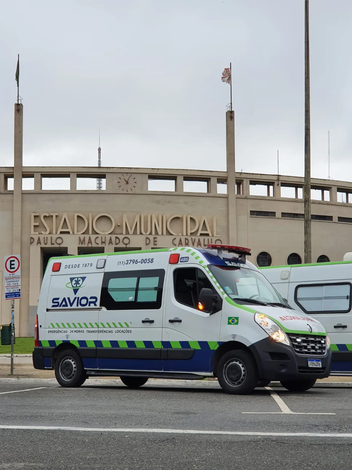 Ambulância Savior posicionada em frente ao Pacaembu — São Paulo